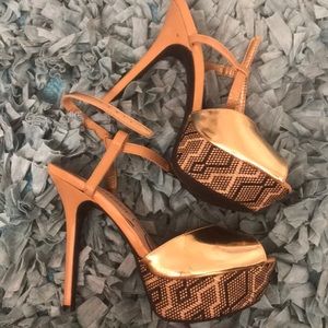 nude gold heel w woven design on bottom